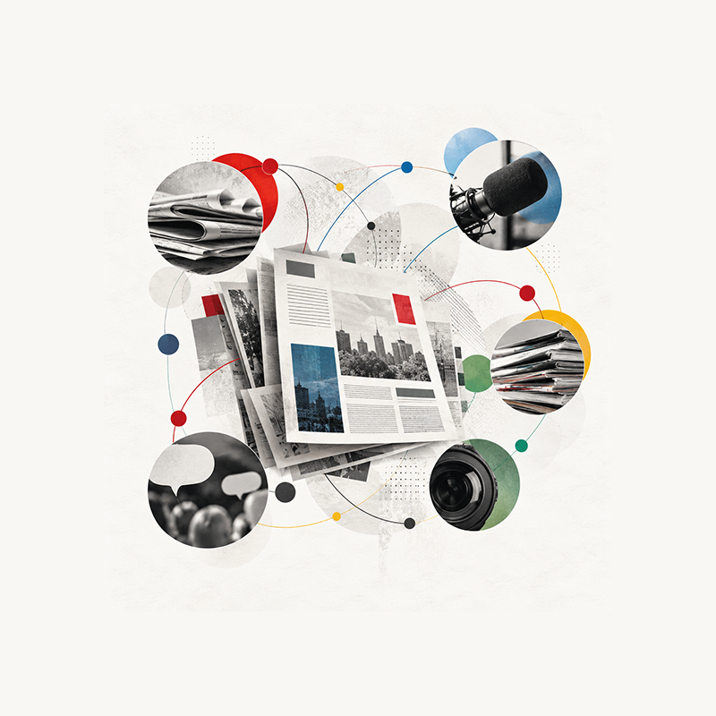 Composition graphique associant journaux, microphone, appareil photo et bulles de dialogue, symbolisant les relations presse et la diffusion de l’information.
